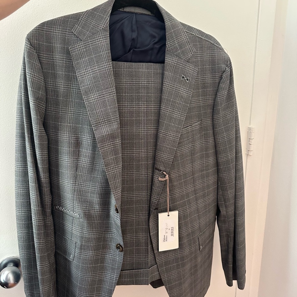 Men's Gray Plaid Platinum Collection Eleventy Suit - brand never with tags